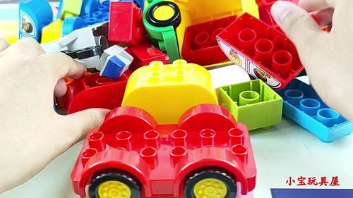 随意创想积木搭建小汽车玩具,绿色红色和蓝色的小汽车