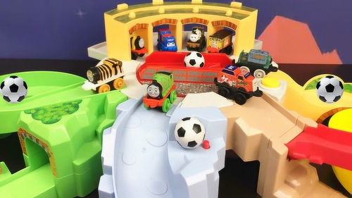 足球进入哪个轨道了 托马斯小火车调车台玩具